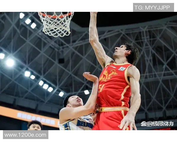 篮球场上的足球巨星们如何跨界展现运动魅力与激情