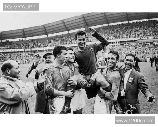 全球黑白色足球明星的传奇故事与辉煌成就解析